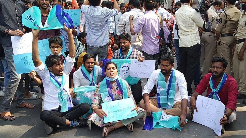 Team_YSSR's tweet image. ఇంటర్ స్టూడెంట్లకు న్యాయం చేయాలని డిమాండ్ చేస్తూ #YSRTP లీడర్లు ఇంటర్ బోర్డును ముట్టడించారు.విద్యార్థుల ఆత్మ‌హ‌త్య‌ల‌కు ప్ర‌భుత్వ‌మే కార‌ణమని మండిపడ్డారు.ఫెయిల్ అయిన వారిని వెంట‌నే పాస్ చేయాలని, బాధిత కుటుంబాల‌కు ప‌రిహారం చెల్లించాలన్నారు. 
#JusticeForInterStudents
#YSSharmila