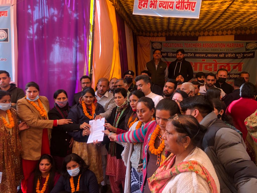 Kumari_Selja's tweet photo. पंचकूला में वोकेशनल टीचर्स एसोसिएशन के आंदोलन में पहुंचकर उन्हें अपना समर्थन दिया 

वोकेशनल टीचर्स अपने अधिकारों के लिए लगातार आवाज उठा रहे हैं। कांग्रेस पार्टी उनकी आवाज को लगातार बुलंद करती रहेगी। (1/2) https://t.co/GpM8DwVr7M