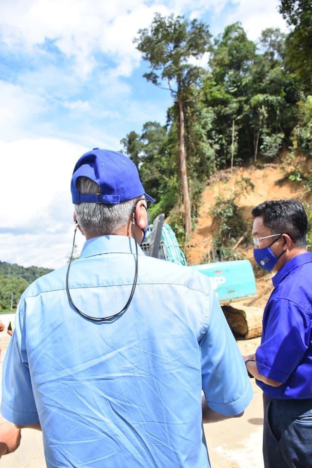 IsmailSabri60's tweet photo. Kerja-kerja pembersihan juga sedang giat dilakukan oleh JKR dan saya akan pastikan hal kebajikan mangsa yang terlibat akan diberi perhatian. 

Saya telah mengarahkan JKR supaya melakukan kerja secepat mungkin supaya akses Jelebu-Seremban dapat disambung semula bagi pengguna. https://t.co/Oe6CIyDpez