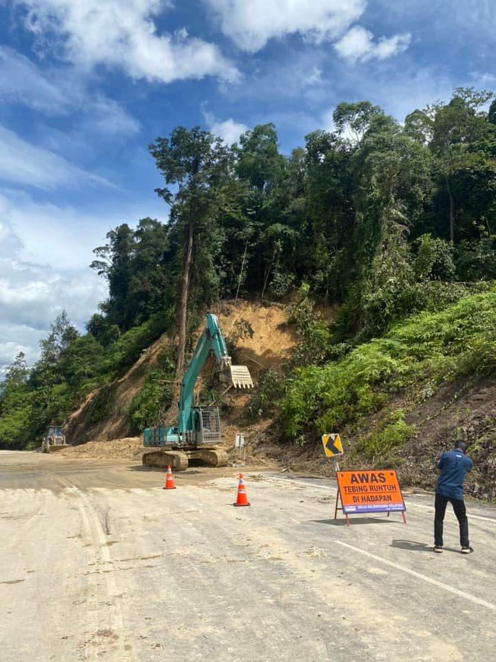 IsmailSabri60's tweet photo. Kerja-kerja pembersihan juga sedang giat dilakukan oleh JKR dan saya akan pastikan hal kebajikan mangsa yang terlibat akan diberi perhatian. 

Saya telah mengarahkan JKR supaya melakukan kerja secepat mungkin supaya akses Jelebu-Seremban dapat disambung semula bagi pengguna. https://t.co/Oe6CIyDpez