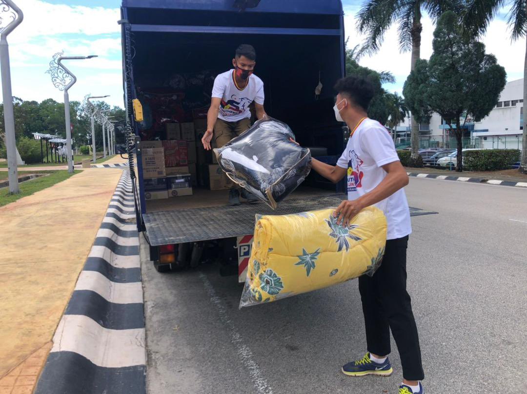 HRHJohorII's tweet photo. Shipment bantuan kedua sudah bertolak. Diharapkan bantuan bantuan ini dapat meringankan beban mereka yang terjejas akibat banjir. Terima Kasih kepada semua pihak dan agensi Johor yang terlibat dalam usaha bantuan ini. https://t.co/pasRs4qNFL