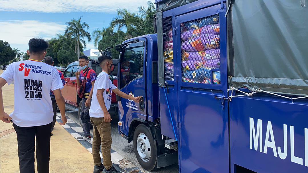 HRHJohorII's tweet photo. Shipment bantuan kedua sudah bertolak. Diharapkan bantuan bantuan ini dapat meringankan beban mereka yang terjejas akibat banjir. Terima Kasih kepada semua pihak dan agensi Johor yang terlibat dalam usaha bantuan ini. https://t.co/pasRs4qNFL