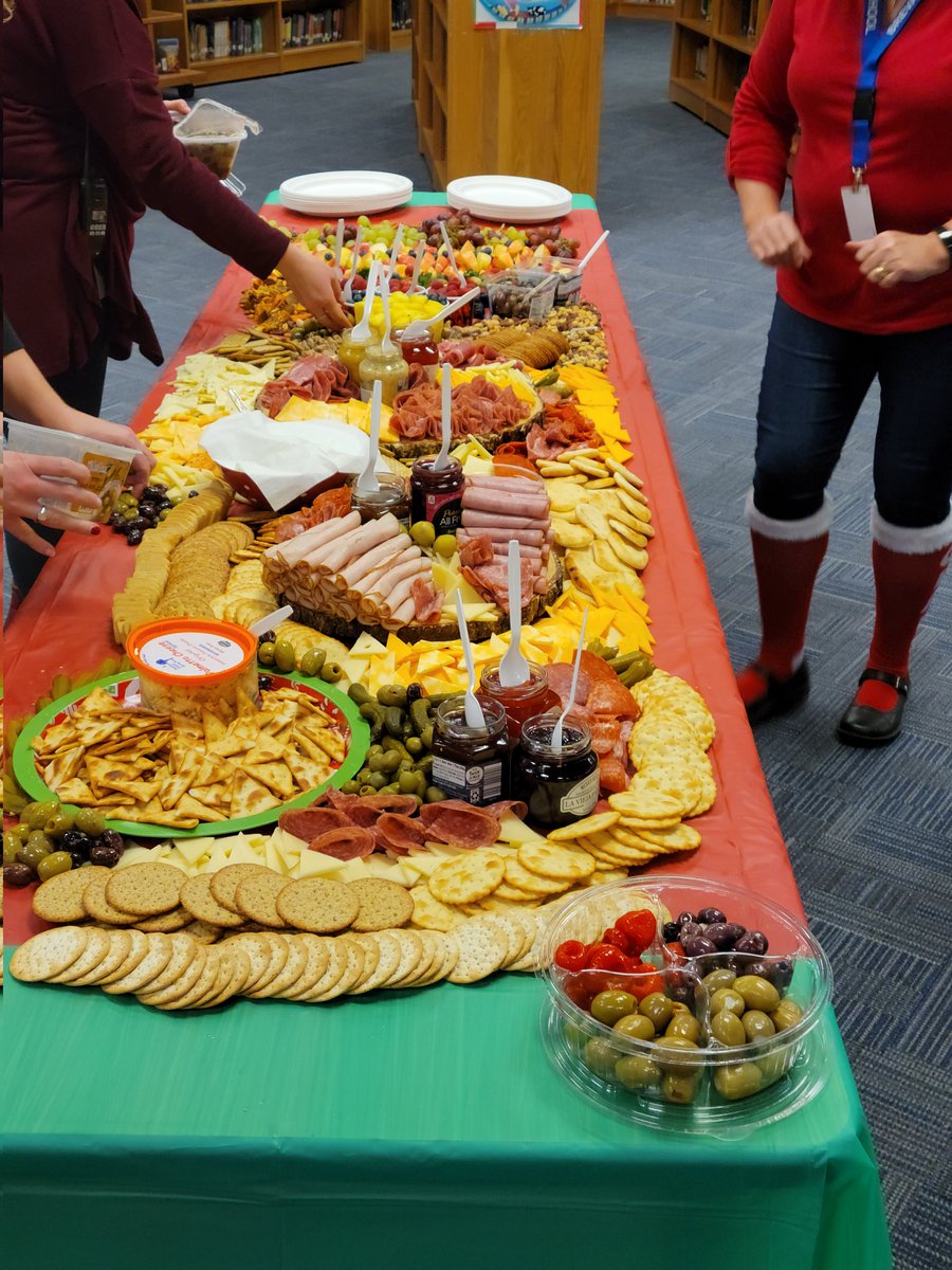 JeffJbailey's tweet photo. Mmmmm good!  Great spread for staff gathering today!  Merry Christmas!  Happy Holidays!  #BrevardMiddleSchool https://t.co/DLwiIlu3yj