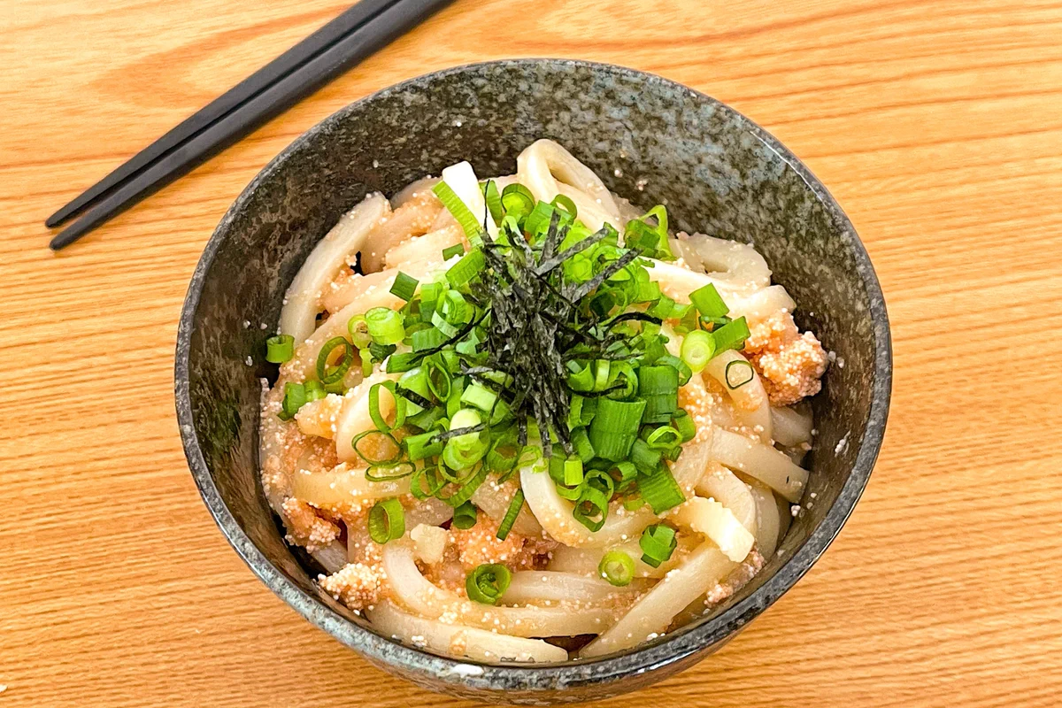 材料を耐熱容器に入れて電子レンジで加熱するだけで作れちゃう？！お手軽で簡単な「うどん」レシピ！