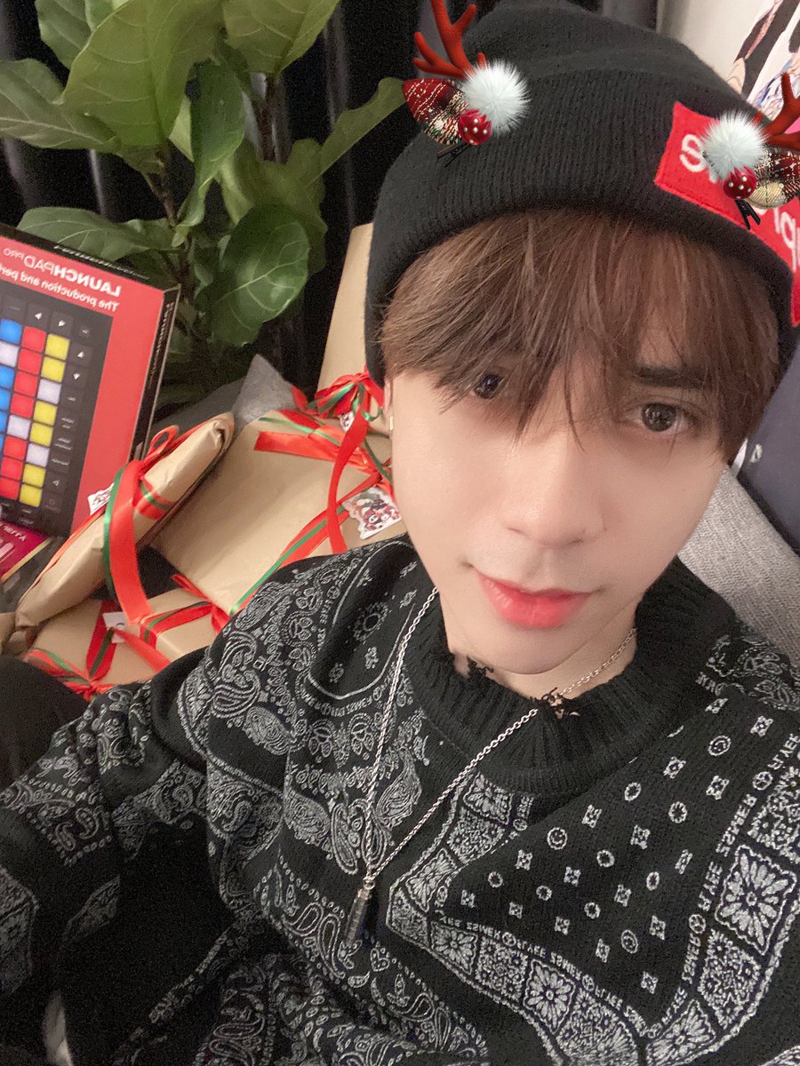 QH_MasterD's tweet photo. Những món quà đã được đến tận tay Hùng. Cảm ơn tất cả tình cảm của Muzik 💋💋🎄🎁 
Sẽ cố gắng thật nhiều và chăm chỉ hơn nữa nhé 💙 

#Ad #QuangHungMasterD #Muzik #MasterDloveMuzik https://t.co/TxT6Rtfl3S