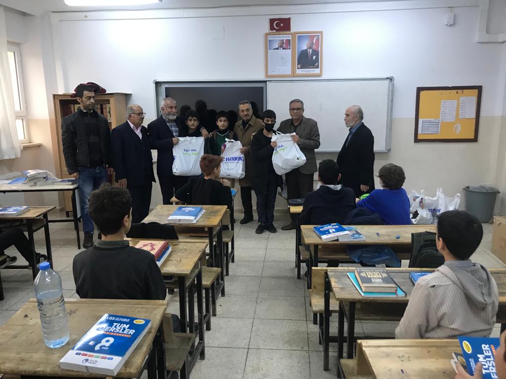 IhoTillo's tweet photo. İmam Hatipliler derneğinin öncülüğünde okulumuza gelen hayırseverler tarafından öğrencilerimize kitap ve kıyafet yardımı yapılmıştır. https://t.co/IENfdxPvMe