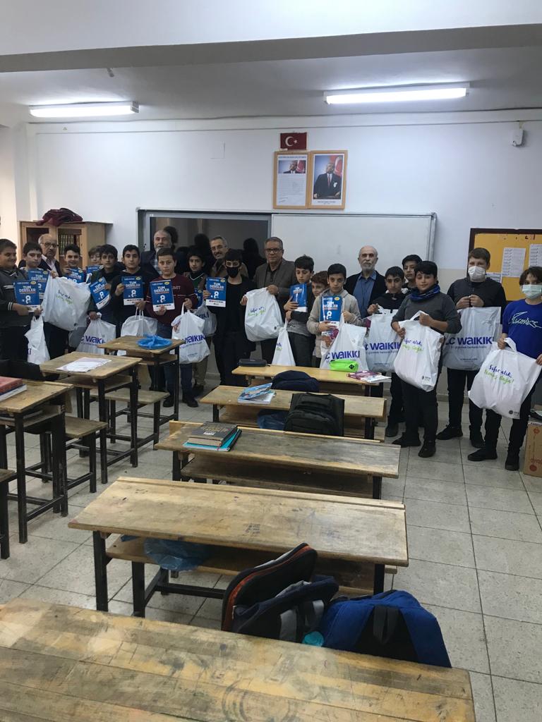 İmam Hatipliler derneğinin öncülüğünde okulumuza gelen hayırseverler tarafından öğrencilerimize kitap ve kıyafet yardımı yapılmıştır.