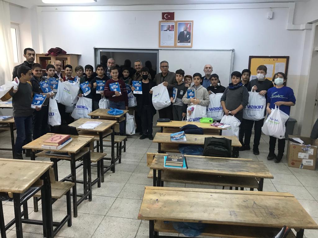 IhoTillo's tweet photo. İmam Hatipliler derneğinin öncülüğünde okulumuza gelen hayırseverler tarafından öğrencilerimize kitap ve kıyafet yardımı yapılmıştır. https://t.co/IENfdxPvMe