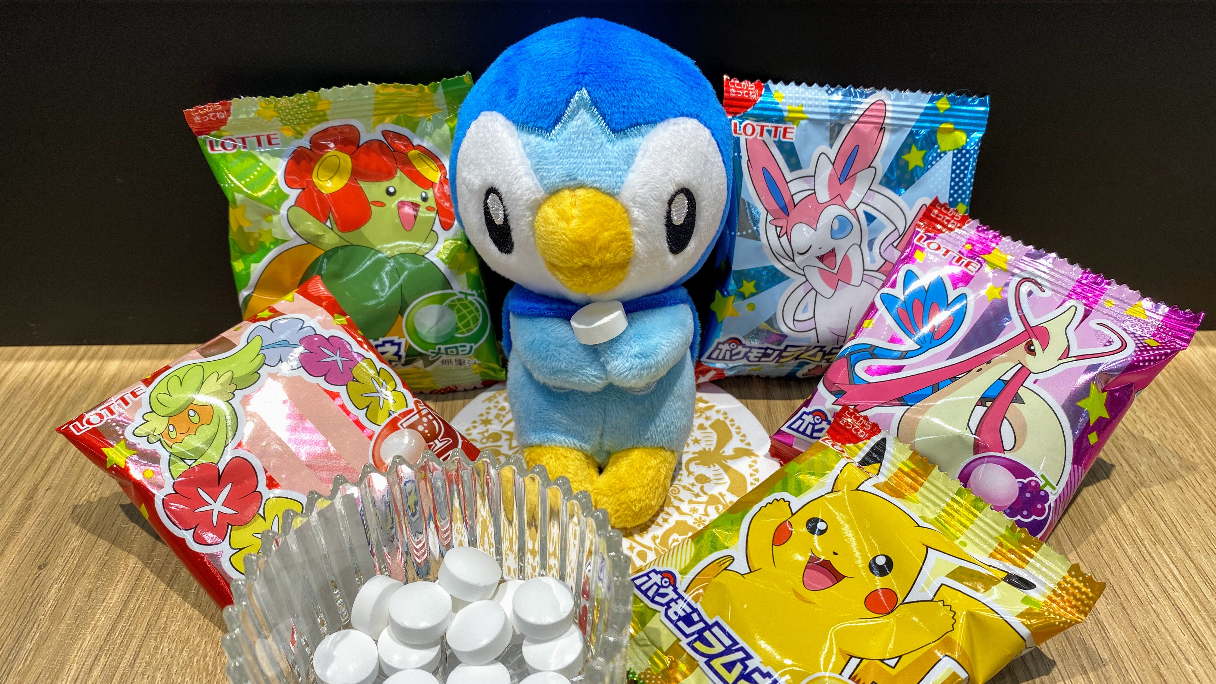 とgp Rt Prj Pochama プロジェクトポッチャマから 午後3時をお知らせ 今日のおやつは ロッテさんの ポケモンラムネ パッケージのポケモンは みんなの投票で決まったんだって T Co Seqanzmfvw はなやかなポケモンたちに囲まれて ポッチ