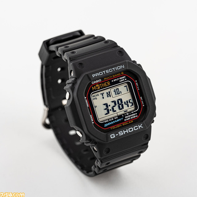famitsu's tweet photo. 『MOTHER』モデルの“G-SHOCK”が1月20日午前11時よりウェブショップにて抽選販売。

文字盤にはロゴと“SMAAAASH!!”のドット文字をプリント。

#MOTHER

 https://t.co/jJyUa6Attv https://t.co/z9rE68qxYS