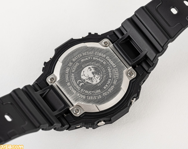 famitsu's tweet photo. 『MOTHER』モデルの“G-SHOCK”が1月20日午前11時よりウェブショップにて抽選販売。

文字盤にはロゴと“SMAAAASH!!”のドット文字をプリント。

#MOTHER

 https://t.co/jJyUa6Attv https://t.co/z9rE68qxYS