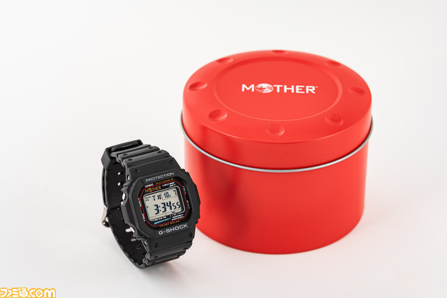 famitsu's tweet photo. 『MOTHER』モデルの“G-SHOCK”が1月20日午前11時よりウェブショップにて抽選販売。

文字盤にはロゴと“SMAAAASH!!”のドット文字をプリント。

#MOTHER

 https://t.co/jJyUa6Attv https://t.co/z9rE68qxYS