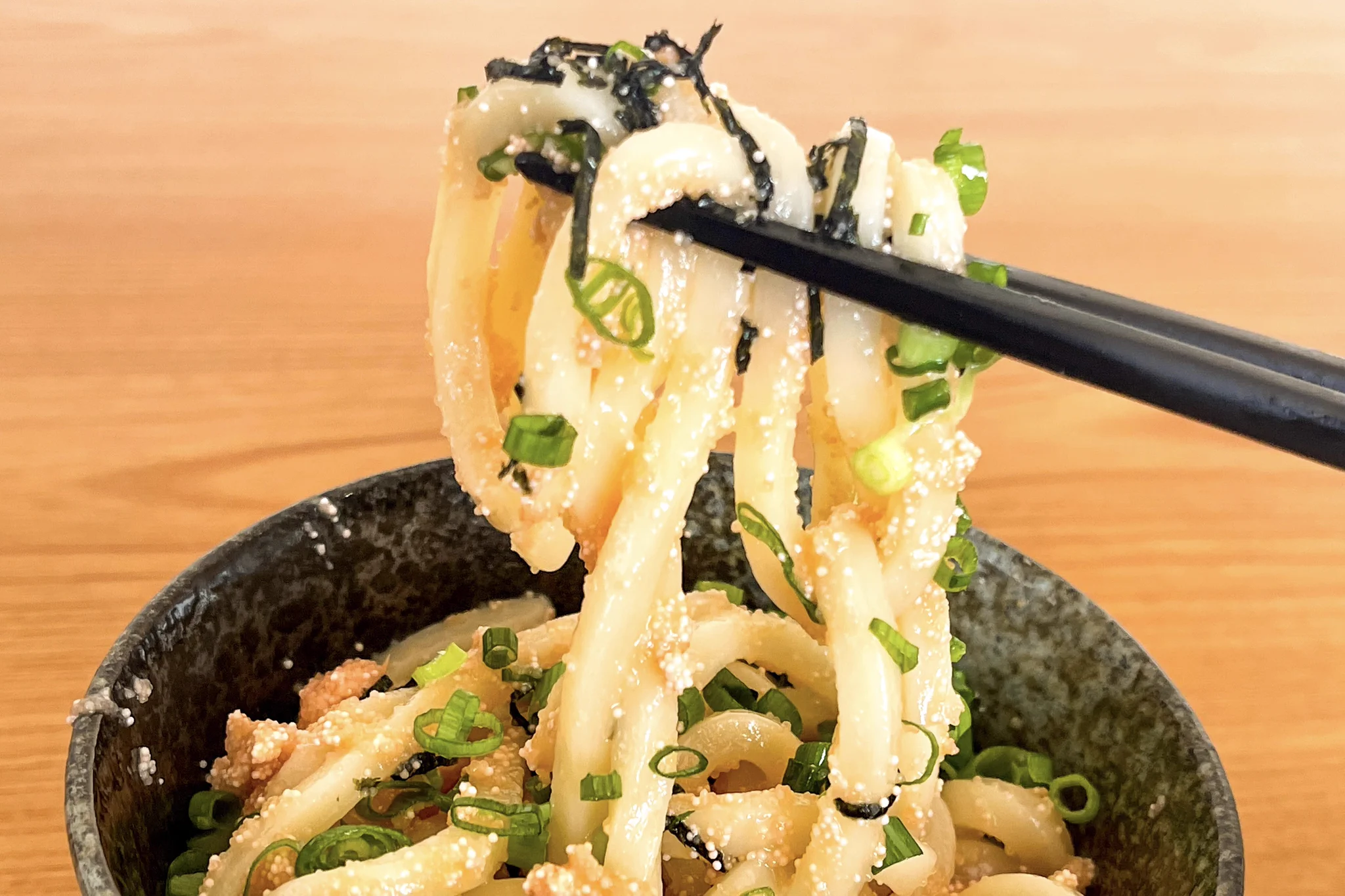 材料を耐熱容器に入れて電子レンジで加熱するだけで作れちゃう？！お手軽で簡単な「うどん」レシピ！