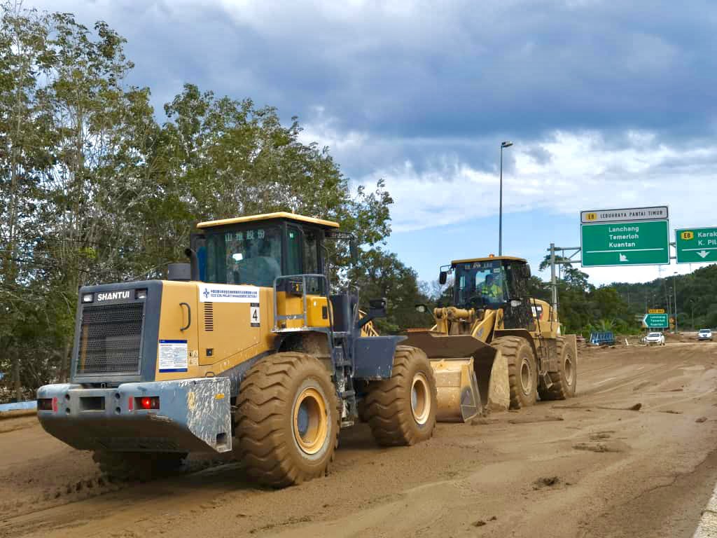 CCCECRL's tweet photo. Our team in Bentong sent out machineries to clear debris off the roads that have been affected by the flood. We also supplied boxes of mineral water to a few relief centers in Karak. #CCCECRL extends our deepest sympathy to those affected. https://t.co/f1pSBAQQsa