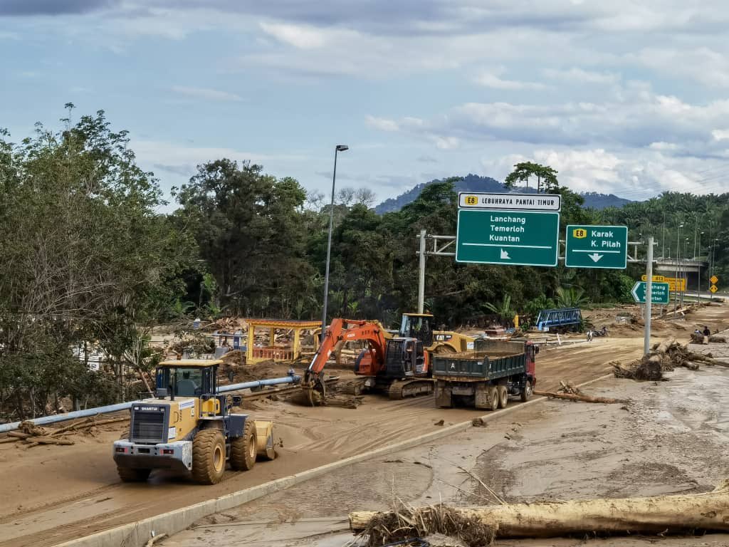 CCCECRL's tweet photo. Our team in Bentong sent out machineries to clear debris off the roads that have been affected by the flood. We also supplied boxes of mineral water to a few relief centers in Karak. #CCCECRL extends our deepest sympathy to those affected. https://t.co/f1pSBAQQsa