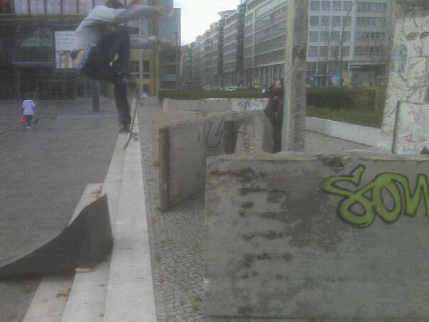 #skatebord history at <a href="/BILD/">BILD</a>: Invited <a href="/tonyhawk/">Tony Hawk</a> 2009 to our office and the #legend flipped over a piece of the Berlin Wall at our company #throwback