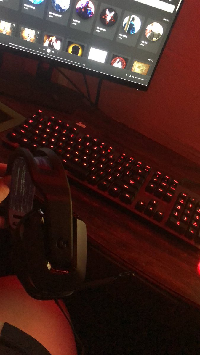 BartGrap's tweet photo. Dads gf hooked me up with a new headset and keyboard both Logitech #shitsfire https://t.co/nV3KEONCya