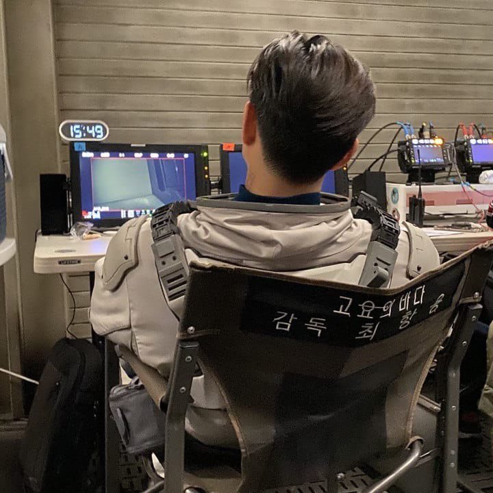 gongyoothailand's tweet photo. GONG YOO's instagram update
วันที่ : 2021.12.21
แคปชั่น :  -
tag people: -
ที่มา  : _gongyoo_official_
ลิ้งค์ : https://t.co/COkcQf1kHr

หมายเหตุ : 
- ภาพขณะอยู่ในกองถ่ายซีรีส์ The Silent Sea 
- ซ้อมเป็นผู้กำกับสำหรับเรื่องในอนาคตใช่ไหมคะ😆💕
#gongyoo #공유 #กงยู #thesilentsea https://t.co/WPzwfw4Gup