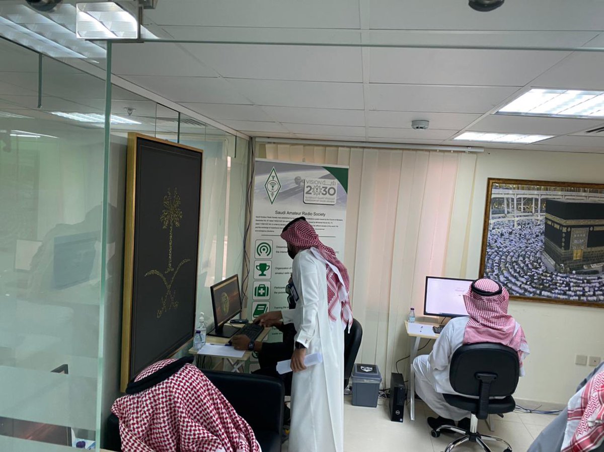 لليوم الثاني على التوالي تقوم #الجمعية_السعودية_لهواة_اللاسلكي باستقبال المترشحين لدخول اختبار #رخصة_هواة_اللاسلكي بمقرها في مدينة الرياض بإشراف @CITC_SA بحضور سمو رئيس الجمعية الامير بدر بن فهد الفيصل وسمو المدير التنفيذي الامير سعود بن فهد بن فرحان و رئيس لجنة التدريب<a href="/falfryan/">د. فهد بن عبدالعزيز الفريان</a>