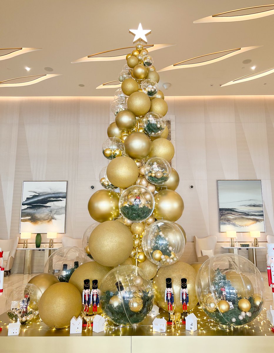 StRegisDXBPalm's tweet photo. Highlights from our first Christmas Tree!

It is indeed the most wonderful time of the year. Gather your loved ones to enjoy exciting festivities and seasonal favorites this holiday. #LiveExquisite https://t.co/86mQ9gbhCO