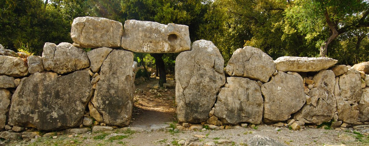BatecsClassics's tweet photo. Al poema Mallorca surt amb el nom de #Clumba. L’acció transcorre en el poblat de #SesPaïsses d’Artà, el més gran de la cultura talaiòtica que s’ha conservat a l’illa. https://t.co/djeBAjcwbx