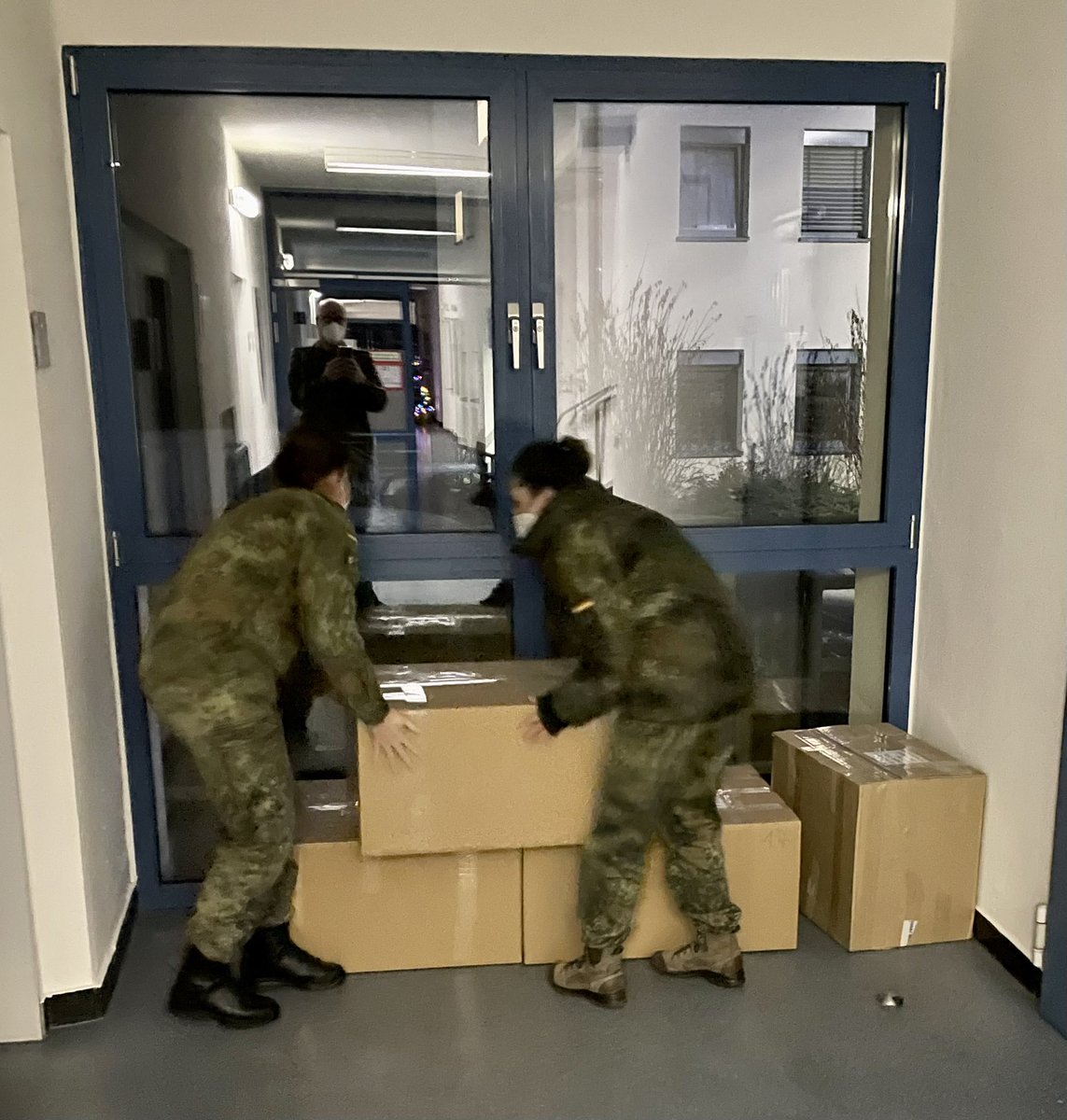 Kottem1's tweet photo. Vom Gefreiten bis zur Frau Oberstleutnant, alle helfen mit, die Gewinne des #RadioAndernach Adventskalender zur Poststelle zu schleppen, damit sie per #Feldpost in die Einsatzländer gehen. #bundeswehr @cirbw https://t.co/CtOEjjkOp5