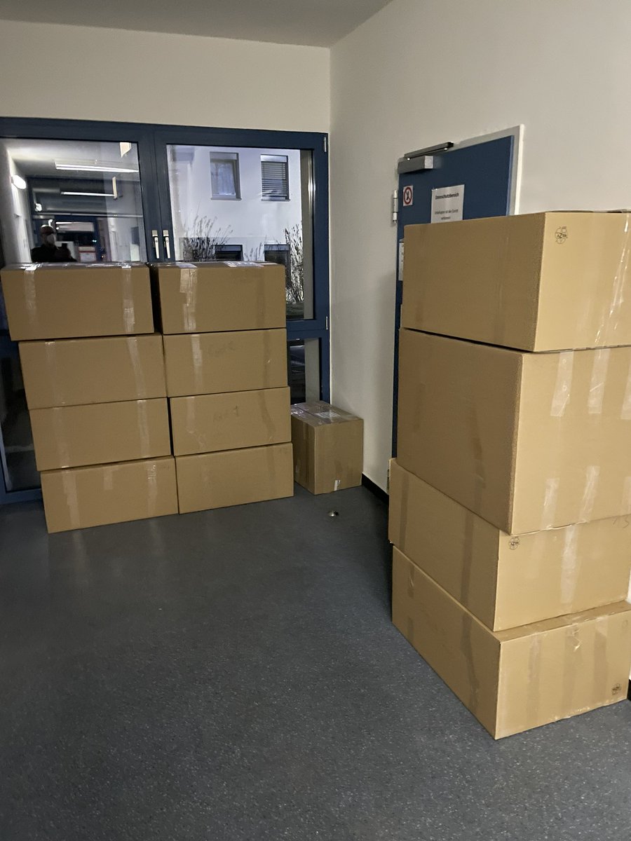Kottem1's tweet photo. Vom Gefreiten bis zur Frau Oberstleutnant, alle helfen mit, die Gewinne des #RadioAndernach Adventskalender zur Poststelle zu schleppen, damit sie per #Feldpost in die Einsatzländer gehen. #bundeswehr @cirbw https://t.co/CtOEjjkOp5