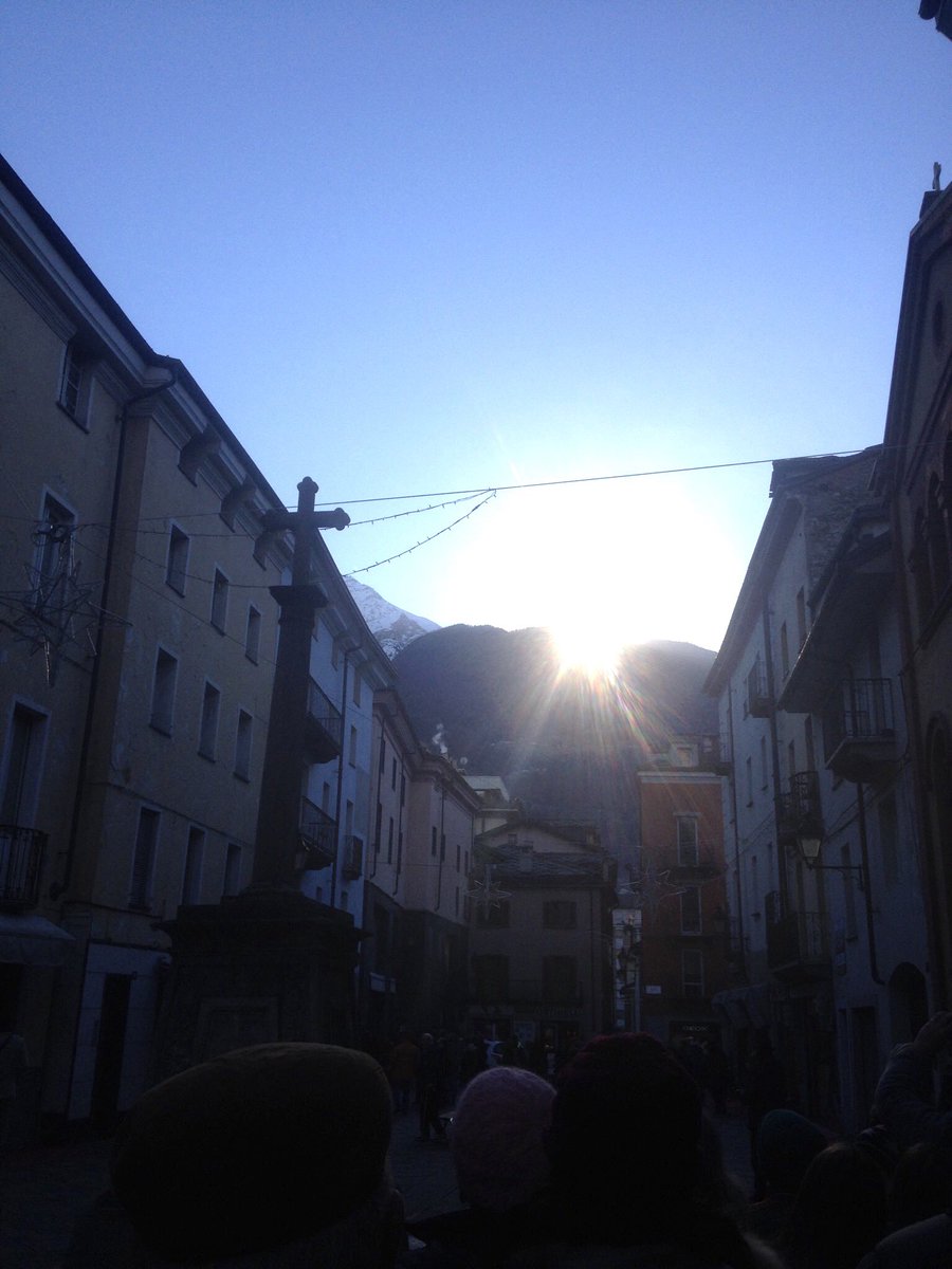 CaniggiaMauro's tweet photo. Buon compleanno Aosta che oggi compie 2046 anni. 
Verso le 11 il sole nascerà da una delle selle a sud e illuminerà l’antico cardo massimo come accadde nel 25 a. C. quando i romani fondarono la città sotto il nome di Augusta Praetoria Salassorum #aosta #valledaosta #storia #arte https://t.co/UGnjit91Jc
