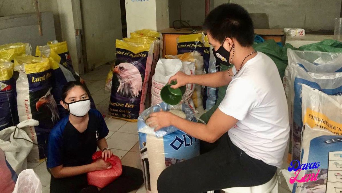 davaovolunteers's tweet photo. Kasalukuyang nagre-repack ng relief goods ang ating mga volunteers. This round of goods will be sent to Tubod in Surigao. Salamat sa donors! #OdettePHRelief #HelpLikeLeni #helpingothers #TayôTayaTayo https://t.co/1INwO9iyd3