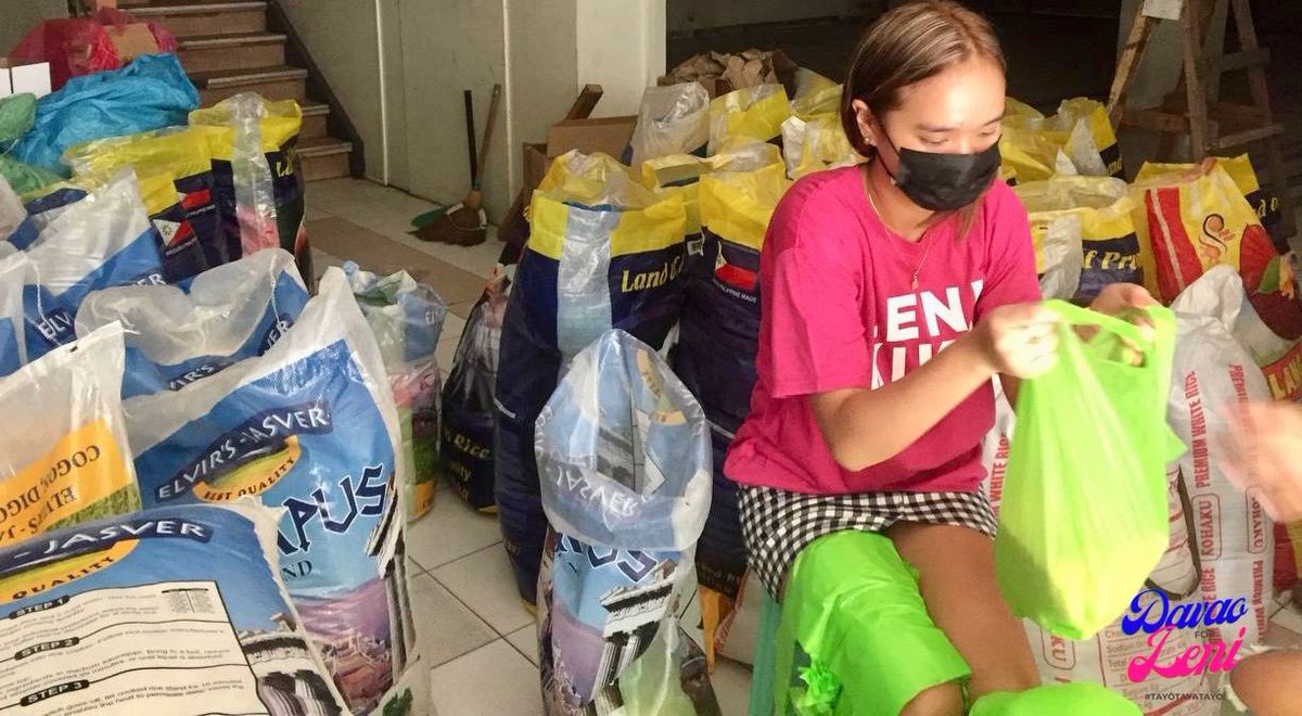 davaovolunteers's tweet photo. Kasalukuyang nagre-repack ng relief goods ang ating mga volunteers. This round of goods will be sent to Tubod in Surigao. Salamat sa donors! #OdettePHRelief #HelpLikeLeni #helpingothers #TayôTayaTayo https://t.co/1INwO9iyd3