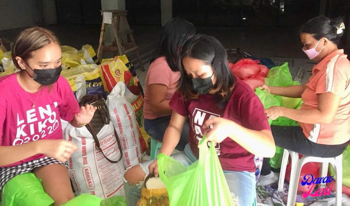 davaovolunteers's tweet photo. Kasalukuyang nagre-repack ng relief goods ang ating mga volunteers. This round of goods will be sent to Tubod in Surigao. Salamat sa donors! #OdettePHRelief #HelpLikeLeni #helpingothers #TayôTayaTayo https://t.co/1INwO9iyd3