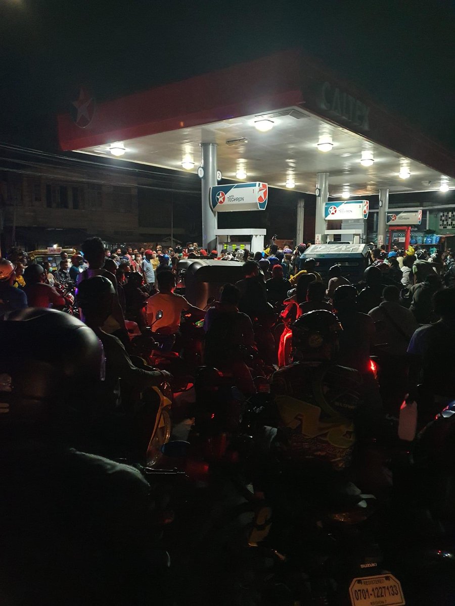 pexpink's tweet photo. Kala mo may paconcert sa mga gas stations sa Bohol. Ganyan na po kalala ang sitwasyon dun. 😞 #BoholNeedsHelp #Odette https://t.co/WGoL7p24nw