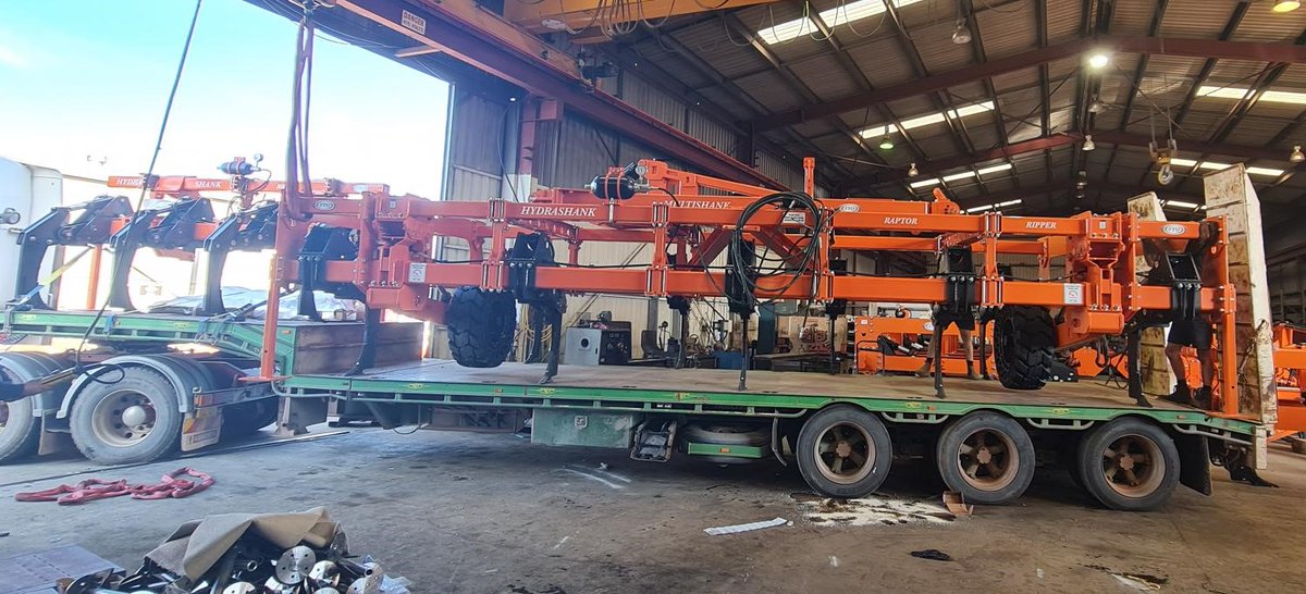 Fairly 'funky' loading this afternoon to get these 2 machines out...

A big 9 tyne at 1m spacing with detachable wings.

And a 'little' 4 tyne that has a hitch designed to bolt into a dozer's ripper box

#custombuilt #deepripping