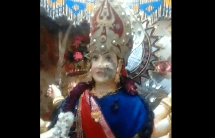 SaamanaOnline's tweet photo. कराचीत हिंदू मंदिराची तोडफोड, दुर्गेच्या मूर्तीची विटंबना
#Karachi #HinduTemple #durgastatue
https://t.co/emcx0URy0C https://t.co/MxU1Rp0CiY
