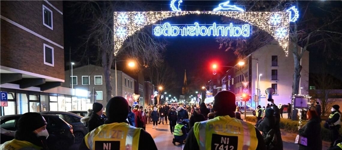antifands's tweet photo. #Buxtehude:
Hier fand der größte Auflauf in der Region statt. ca. 350 Personen beteiligten sich an einem "Spaziergang" durch die statt. https://t.co/eWgndAZeqb