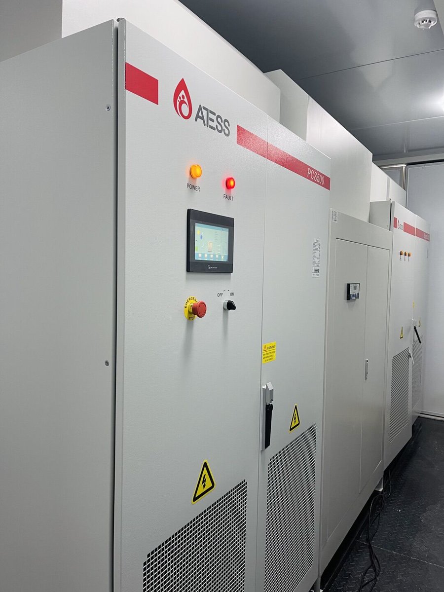 waii_woo's tweet photo. Five ATESS ESS containers(700kW, 4.6MWH) are getting aboard for a racecourse in Portmore Jamaica. The systems are composed of ATESS HPS100, PCS100/500, and ATESS lithium battery banks, which are going to ensure stable power supply for 4 separate rack track buildings. https://t.co/ZLLqxuDTYc