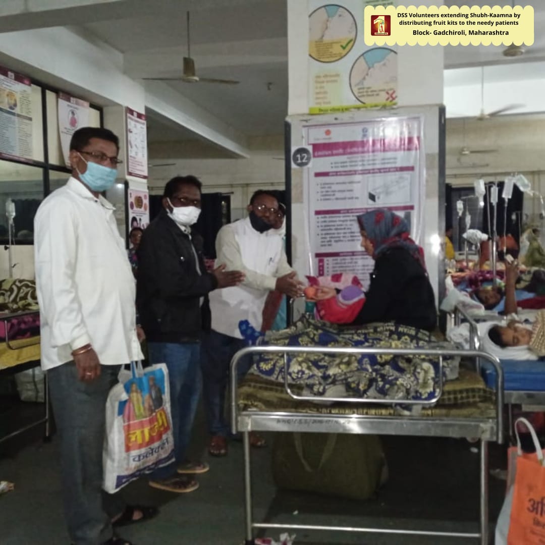 DSSNewsUpdates's tweet photo. The volunteers extend Shubh-Kaamna by distributing fruit kits to the needy patients following the pious teachings of Saint Dr. @Gurmeetramrahim Singh Ji Insan | Block: Kisannaga &amp; Gadchiroli (Maharashtra)
#fruitsbasket #helpinghand #DeraSachaSauda #foodbank #patientcare #fruits https://t.co/IcyFGVUUTs
