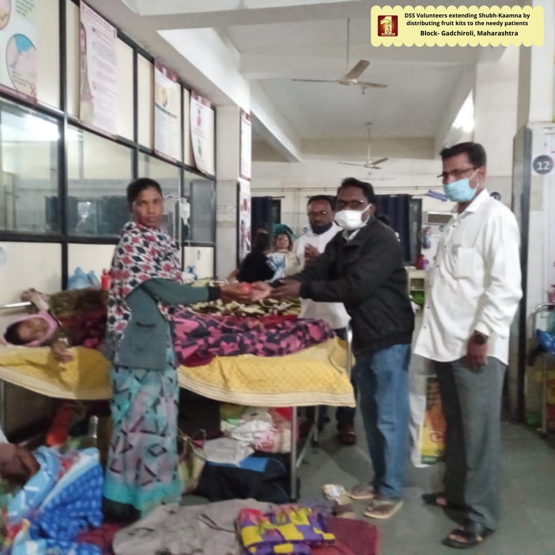 DSSNewsUpdates's tweet photo. The volunteers extend Shubh-Kaamna by distributing fruit kits to the needy patients following the pious teachings of Saint Dr. @Gurmeetramrahim Singh Ji Insan | Block: Kisannaga &amp; Gadchiroli (Maharashtra)
#fruitsbasket #helpinghand #DeraSachaSauda #foodbank #patientcare #fruits https://t.co/IcyFGVUUTs