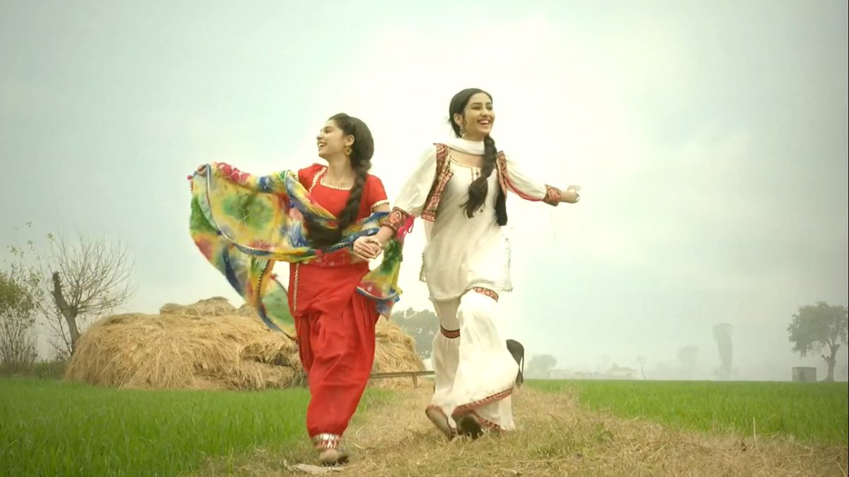 barneyinthebarn's tweet photo. - 'Yeh saari koyalein bani hain aaj daakiyan
Kuhu-kuhu me chitthiyan padhe mazakiyaan
Inhe kaho ki naa chhupaaye
Kisne hai likha bataaye,
Uski aaj main nazar utaar loon
Sawaar loon haaye sawaar loon' -💗✨

#KyunUttheDilChhodhAaye #VashRit #AnchalSahu https://t.co/eD2as96u9f