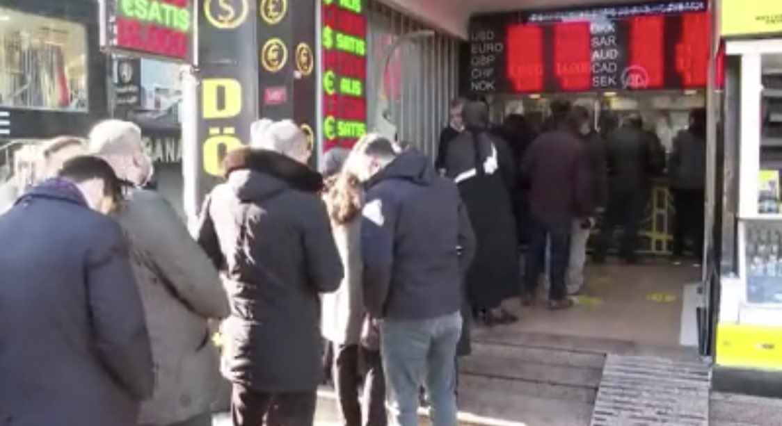 Dolar bozdurmak isteyen vatandaşlar döviz bürolarının önünde uzun kuyruk oluşturdu.