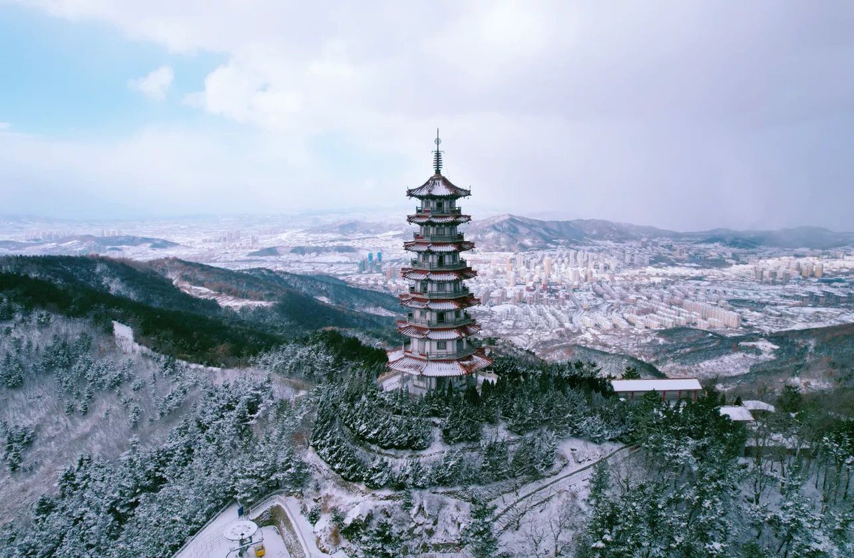 KrYantai's tweet photo. 겨울의 #옌타이는 ‘눈에 덮인 보금자리’라는 뜻의 ‘설와(雪窩)’라고 불립니다. 중국 남쪽 지방 주민들도 겨울이 되면 새하얀 #눈을 감상하기 위해 옌타이로 여행을 오곤 하죠. 얼마 전 옌타이 거리에 올 겨울 첫눈이 소복이 쌓였습니다. 예쁜 눈꽃 풍경을 감상해 보실까요?❄️☃️ https://t.co/B5t6BBQzCp
