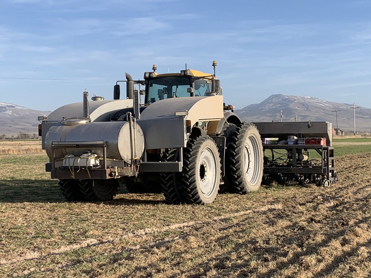 BlakeMatthews80's tweet photo. @Bkitch1Bodie Side tanks hold 770 gal for conceal with N, K, and micros. Front tank hold 400 gal for the wave putting down P, Ca, 401, and carbon, both are hyd drive centrifugal’s. Ran with vapply hd’s. https://t.co/7bWMw3bcKZ