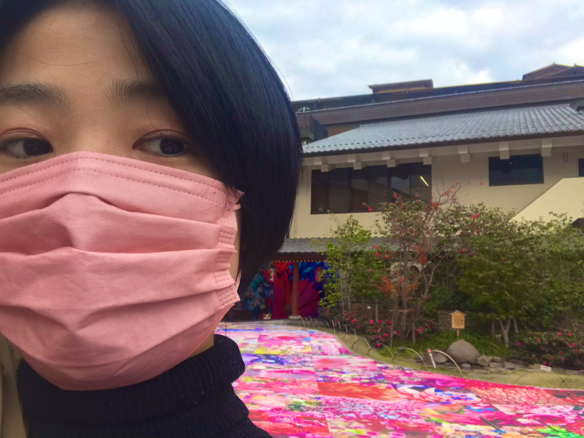 野口あや子 お昼の飛鳥乃湯前の蜷川実花さんの作品 飛鳥乃湯の浴衣と制服はビームスです 制服は作務衣風だけどボタンで留めてありました みんなの道後温泉活性化プロジェクト T Co Qla5k7krfm Twitter