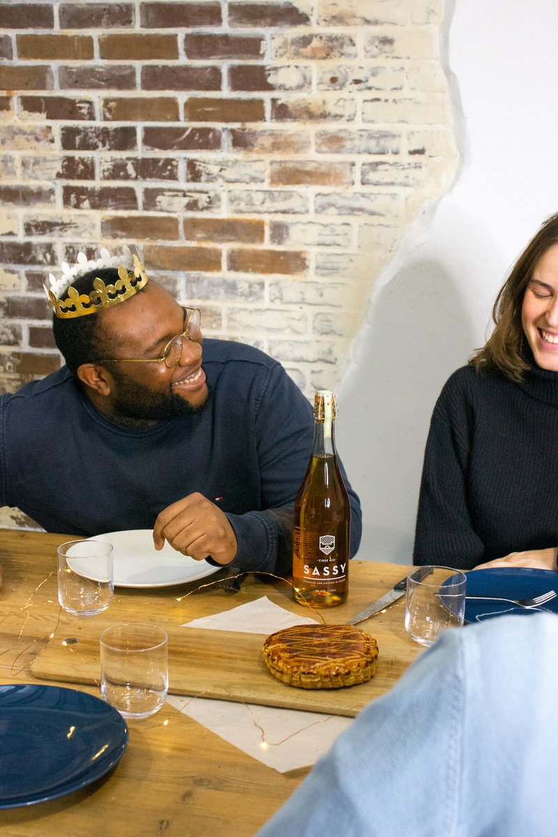 ChefingFR's tweet image. 👑 #ÉPIPHANIE 👑
En 2022, au bureau ou en #télétravail, dégustez une galette !

👑 Partagez-la avec vos équipes dans vos locaux
👩🏻‍💻 Faites-la livrer au domicile de vos #collaborateurs à distance
🍺 Proposez-leur une #dégustation de cidre

+ d'info 👉🏼 bit.ly/3mkD0Nl