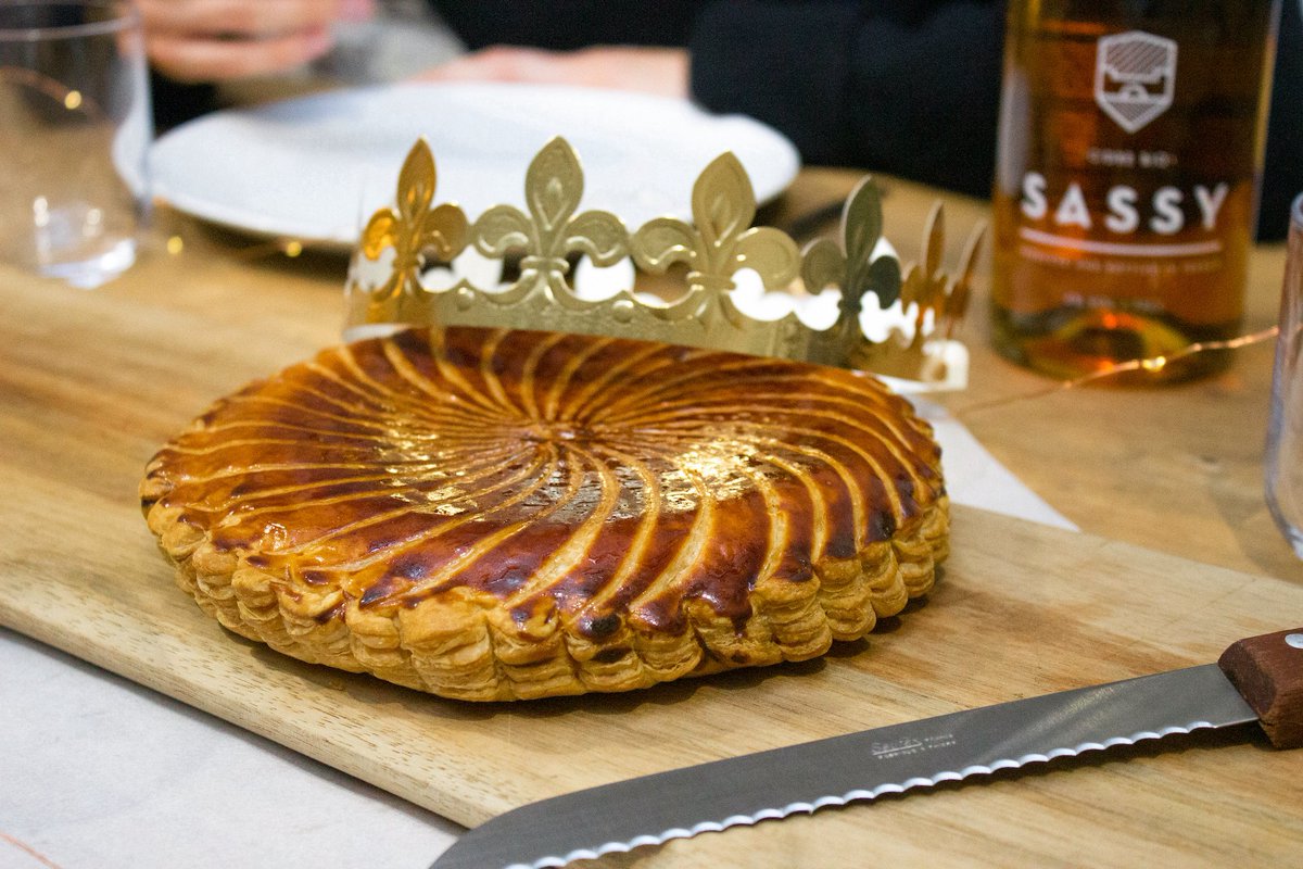 ChefingFR's tweet image. 👑 #ÉPIPHANIE 👑
En 2022, au bureau ou en #télétravail, dégustez une galette !

👑 Partagez-la avec vos équipes dans vos locaux
👩🏻‍💻 Faites-la livrer au domicile de vos #collaborateurs à distance
🍺 Proposez-leur une #dégustation de cidre

+ d'info 👉🏼 bit.ly/3mkD0Nl