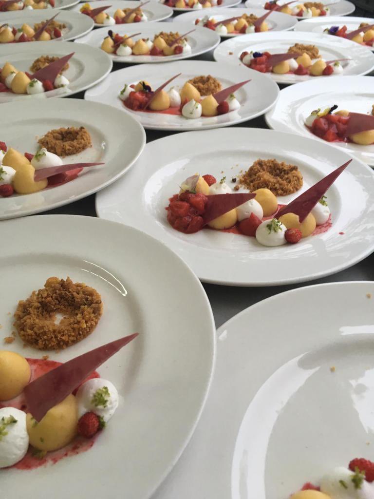 marqueslamoral's tweet photo. 🎄En estas fiestas quieres tener un detalle especial ?? En la oficina , con amigos o en familia ?? #Brunch #catering 
💚Nosotros nos ocupamos!!!
.
#MarquesdelaMoral #restaurante #eventos #empresas #celebraciones #navidad #findeaño #cenadeempresa #asturias https://t.co/jC4kGDZgqM