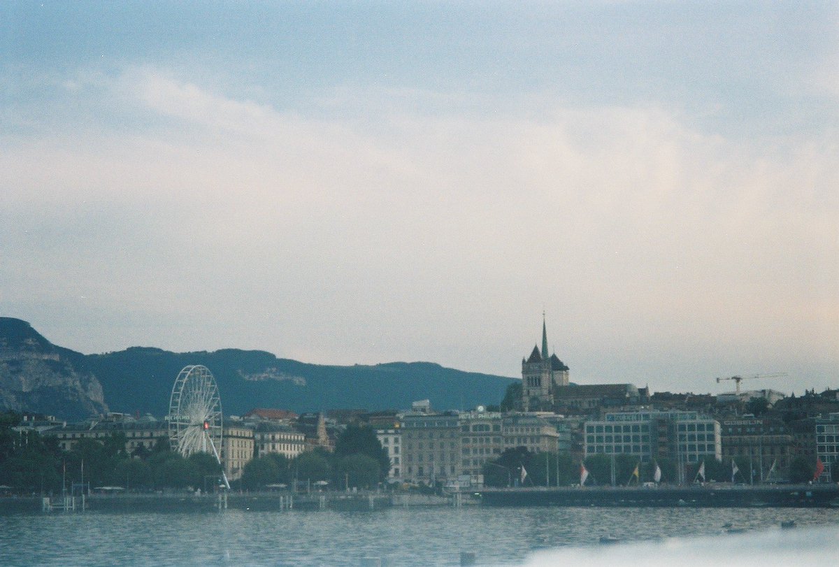 tom_liot's tweet photo. Some films of Geneva 🇨🇭 https://t.co/KKMUPcIHz1