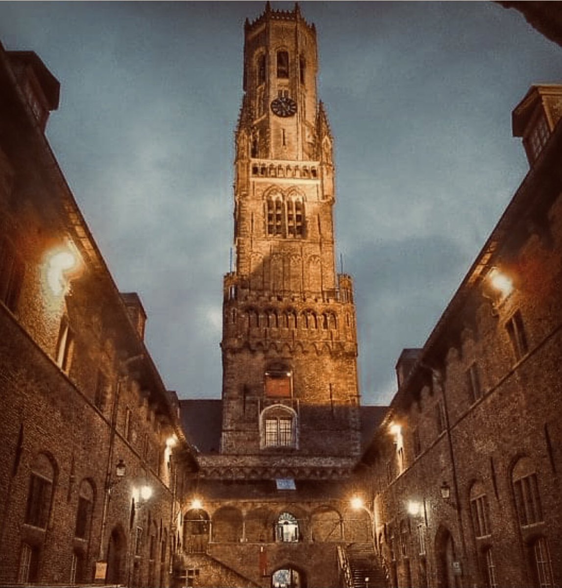 GeorgiaVercruys's tweet photo. Korste dag! Morgen gaat het terug wat beteren..😉 De klok tikt verder richting  nieuwjaar. #Halletoren  #Brugge waar iedereen graag komt! 🙋‍♀️ https://t.co/DeAgnl2koP