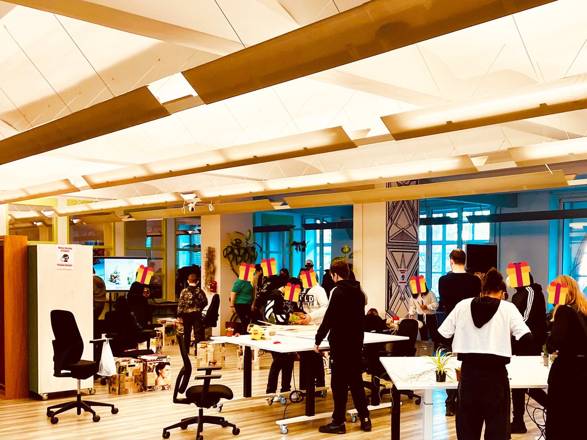 Gestern besuchten uns Schülerinnen und Schüler der Hemingway-Sekundarschule für den Workshop "Schrott trifft auf Natur", in dem wir weggeworfenen Alltagsgegenständen ein zweites Leben schenken. Unzählige Blumen, Sträucher, Moose und vor allem 40 junge Menschen halfen uns dabei.❤