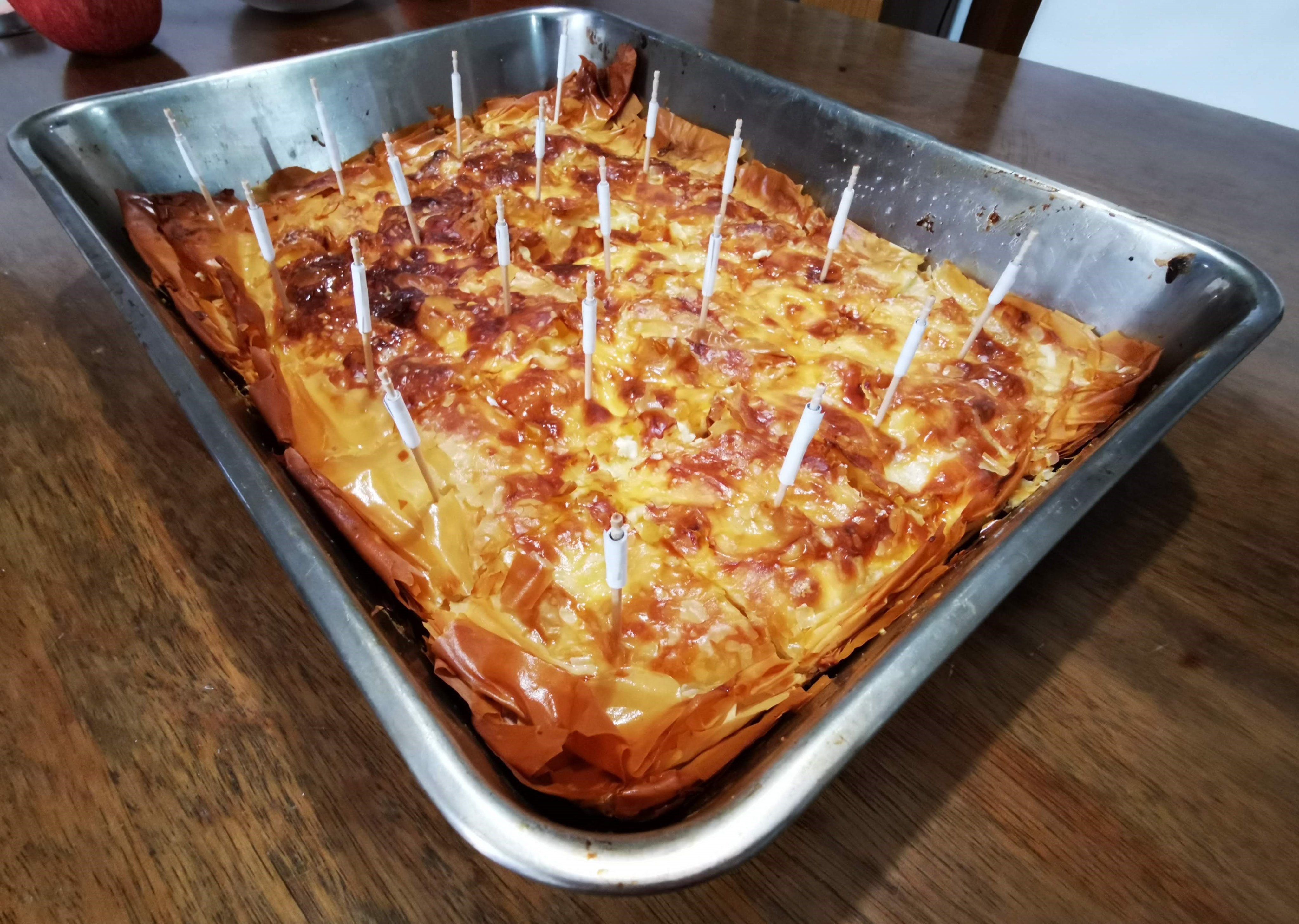 Embassy Of The Republic Of Bulgaria In Japan ブルガリアの祝日 お正月の 運命占い バニツァは白いチーズとフィロペストリーで作られ 中に小さな紙が入っています 健康 愛 お金 出産 仕事の成功など 新年の運勢を占うわけですが 人々